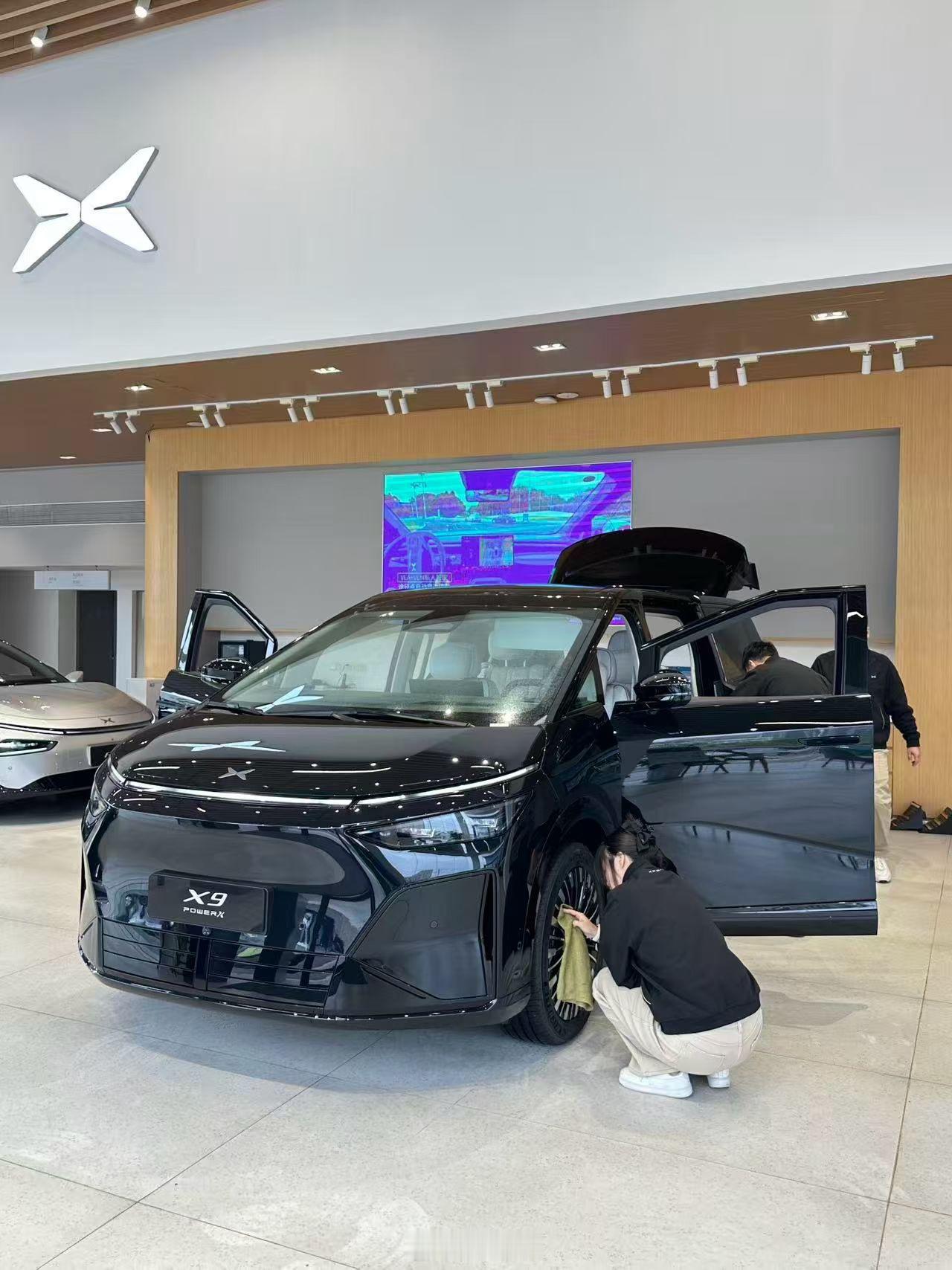 小鹏X9增程版陆续到店了家庭出行终极答案这不就来了嘛[墨镜]小鹏x9超级增程​