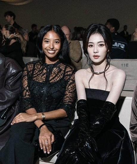 左边坐着的是科比的大女儿，无论是五官还是神态，都让人不禁想起科比年轻时的模样。