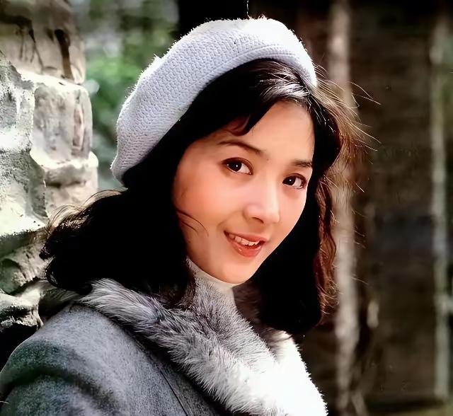 1987年那本群星迎新春挂历，简直是美女云集，赵越、张瑜、龚雪等女星都在上面留下