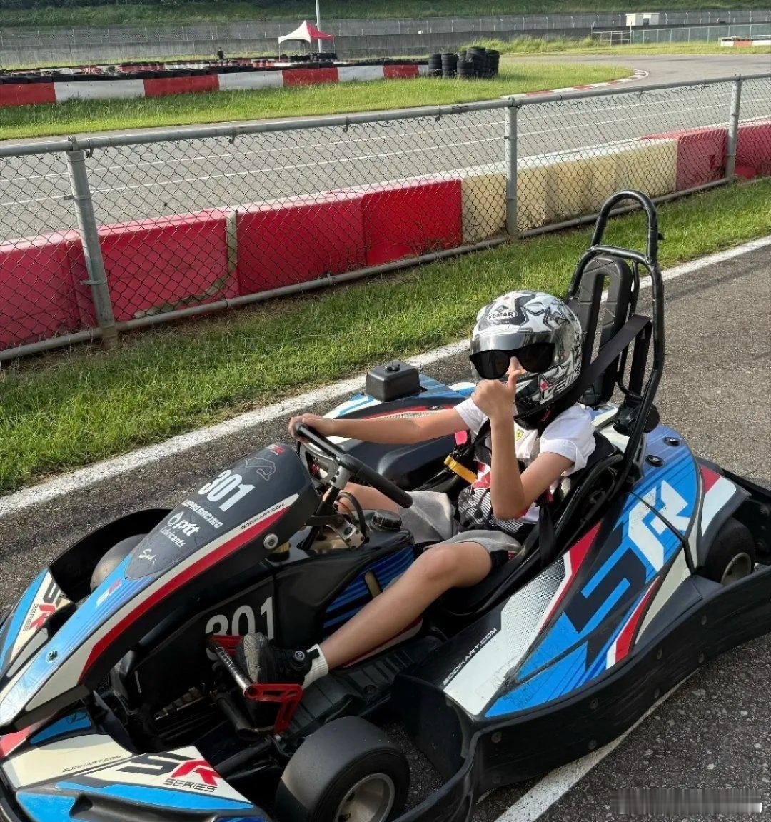 林志颖老婆陈若仪带着10岁双胞胎儿子出游，兄弟俩都和妈妈一样瘦，Jenson已经
