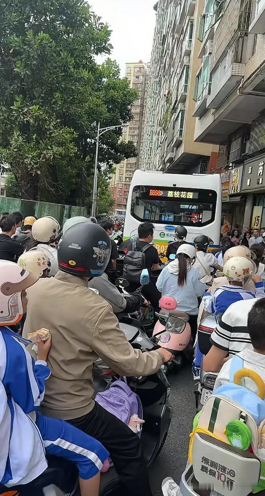 目前深圳也面临与广州同样的处境，那就是电鸡围城。图中是深圳的一处城中村，原本就不