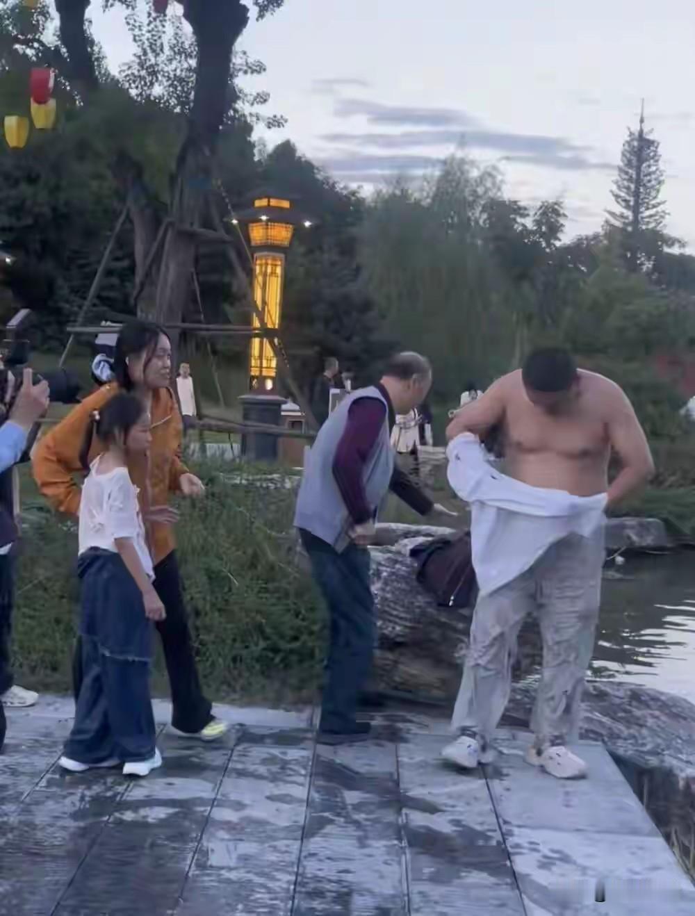 不到一分钟！南阳一游客（退伍军人）救落水女孩，事后谢绝景区奖励，目击者主动联系愿