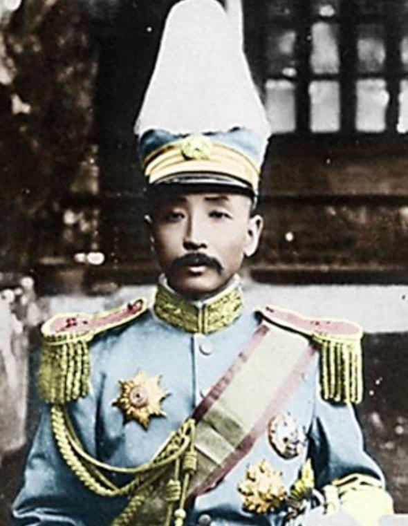 1906年，31岁的张作霖强势娶了18岁的许澍旸。大婚当夜，张作霖搂着许澍旸纤细