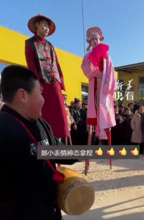 ”老天爷赏饭吃！“河北德山高跷会，一小孩哥腰间绑鼓，手持双棍随着节奏一下又一下的