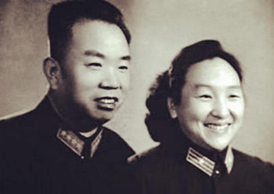 1944年中秋节，年近不惑的王树声司令拉着23岁的杨炬，去拜访老上级贺龙和徐向前