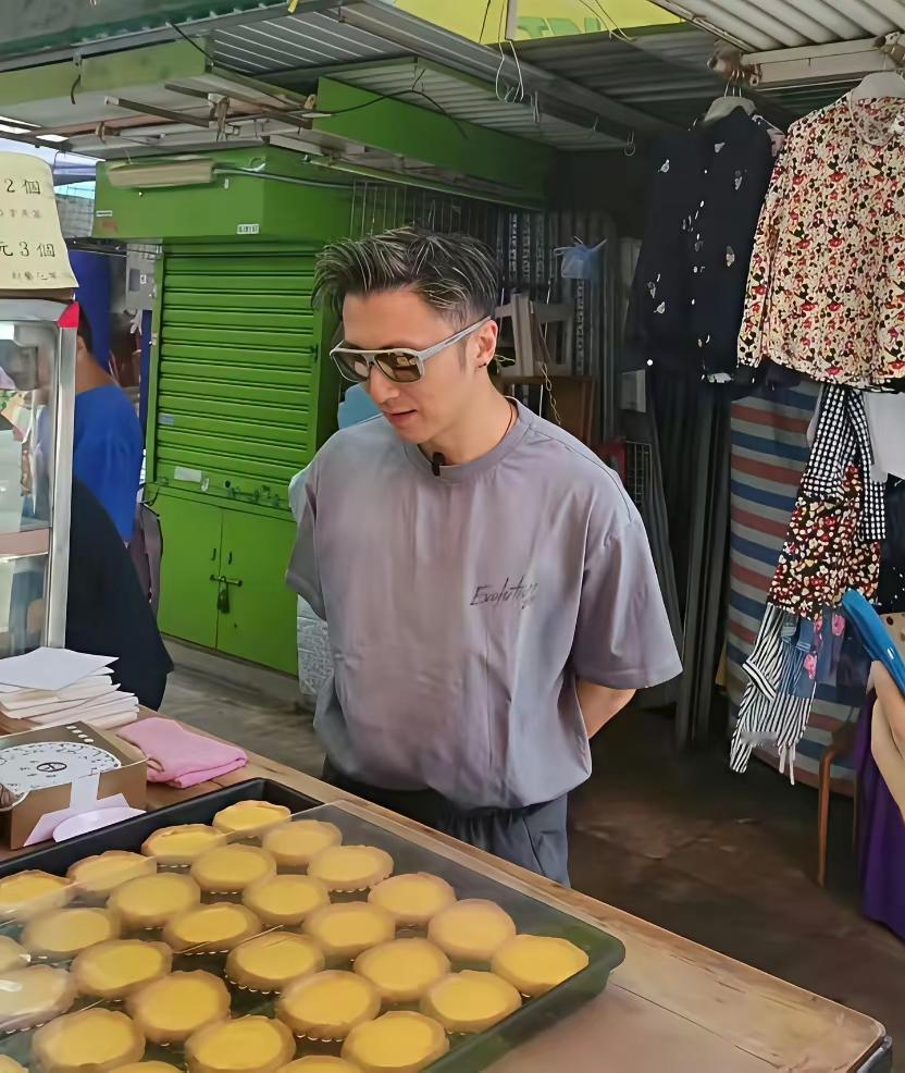45岁的谢霆锋出现在香港菜市场，手里捏着刚抢的特价蛋挞，这画面谁看了不愣一下？