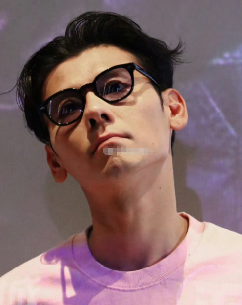 蒋奇明我希望人能活得疯一点，他的观点让人松弛了一些。我们总被教导要规划要稳定，但