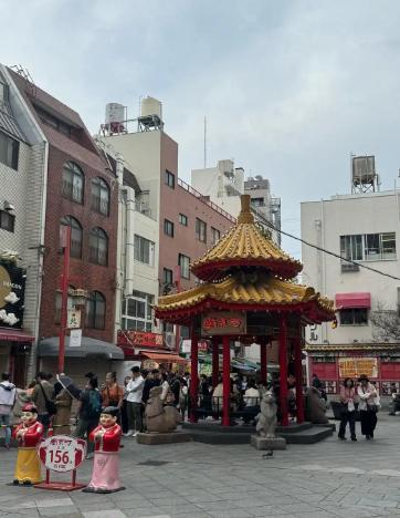现在日本定居的中国人已经超过90万，是当地最大的外籍群体，表面看很多人过着悠闲日