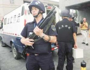 为啥运钞员不用手枪和步枪，反倒选择军队不咋用的霰弹枪？不夸张的说，就是帕金森人拿