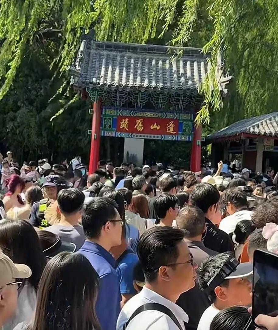 五一假期到底应不应该出去旅游？如何回答网友的这个问题？我从自己的亲身经历说起吧！