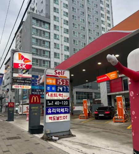 最近韩国那边彻底乱套了！就因为一条航道被封死，整个国家都陷入了“没油可用”的困境