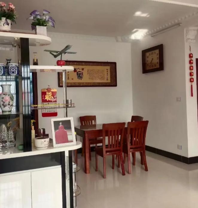 70岁卖光老家两套房，投奔儿子去北京养老，如今被嫌吃饭声大，连回家车票都买不起！