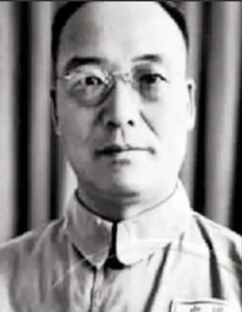 1930年，蒋介石乘专列前往前线视察，被西北军大队骑兵包围，危急时刻，一个团长率