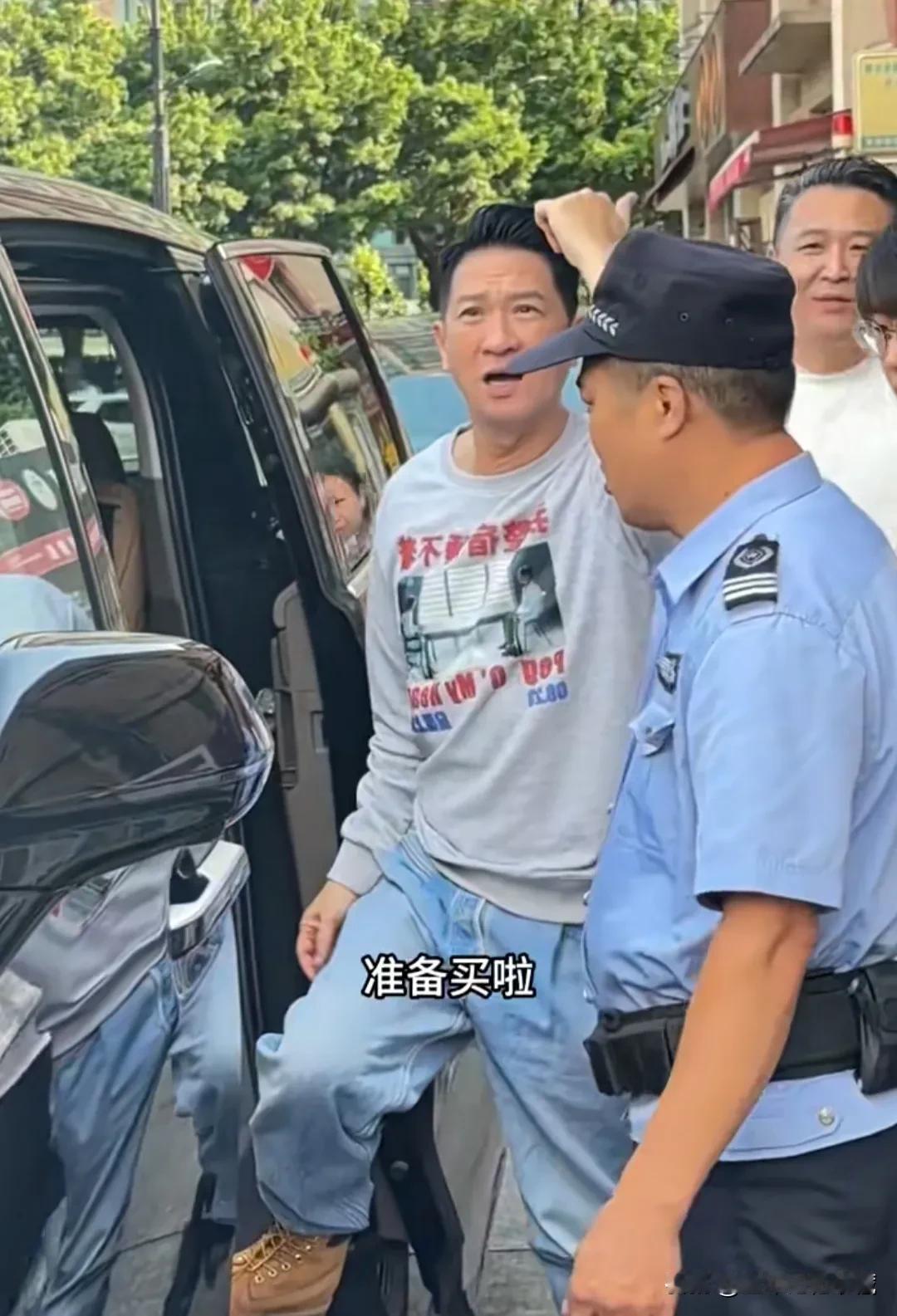 太古仓偶遇影帝张家辉！张家辉身穿灰色长袖圆领T恤衫，牛仔裤，卡其色靴子，又显年轻