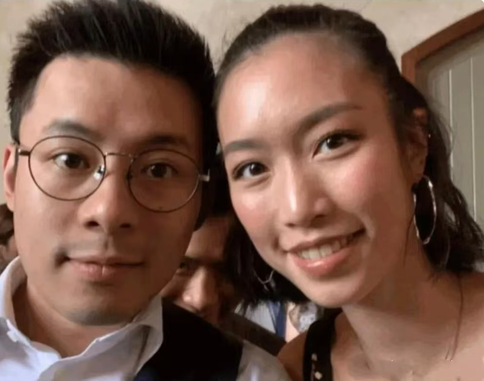 霍启仁居然娶的是泰国女友！如果没记错的话，霍家规定嫡系不能娶外籍女子为妻。因