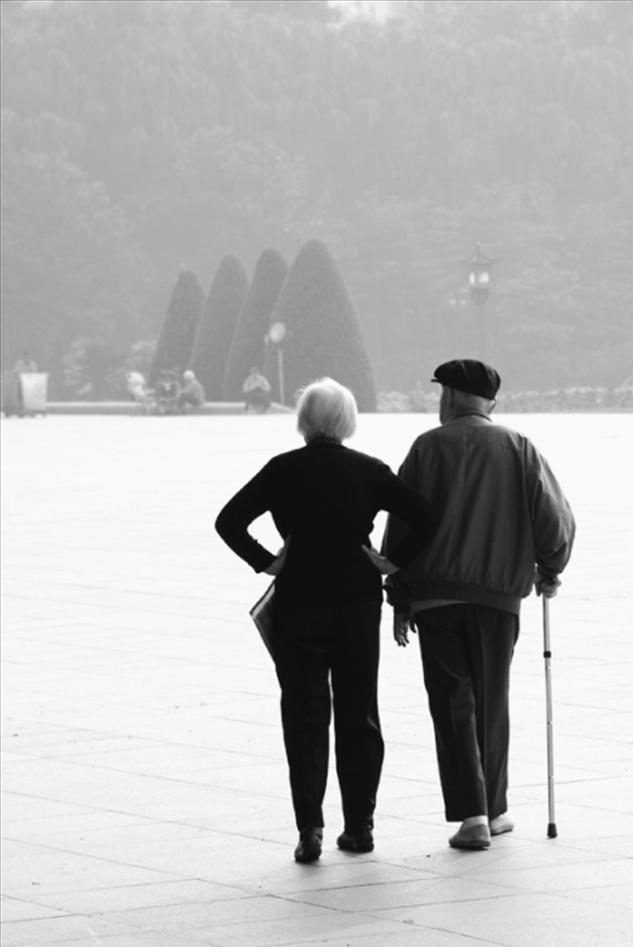 在麻将馆认识个老哥，人实在，经历也让人唏嘘。他前老伴身子不好，住院多年，最后走了