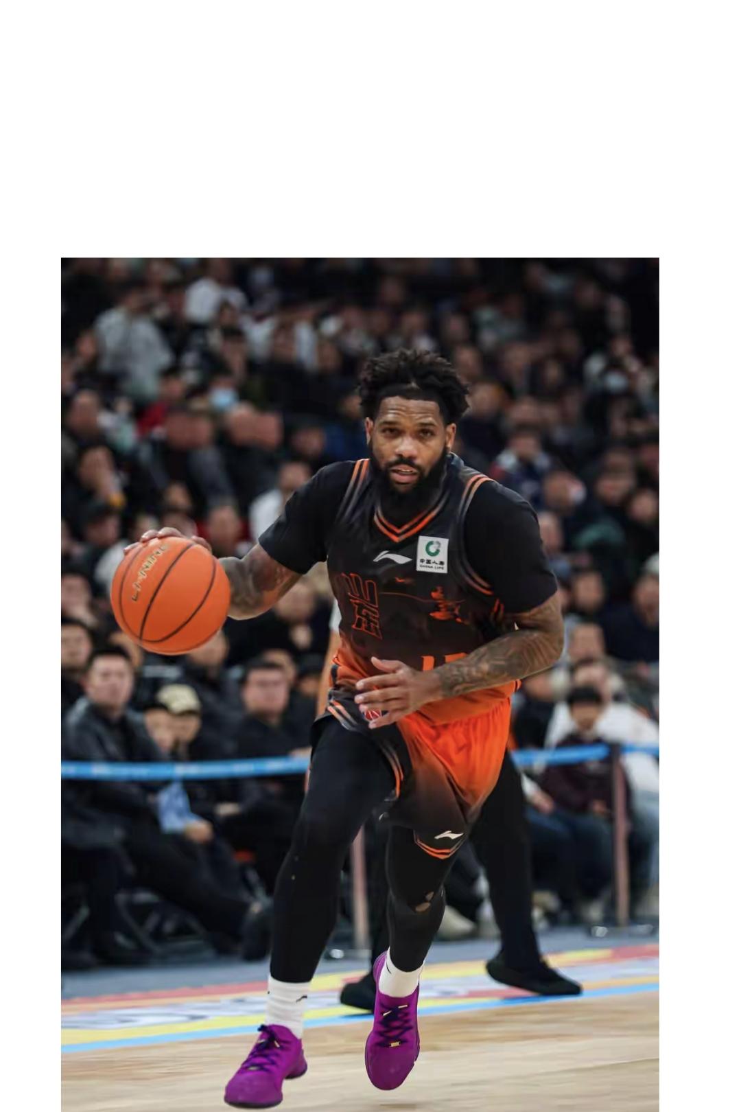 主场对宁波男篮，山东高速男篮虽然99比75大比分获胜，但比赛的跌宕起伏令球迷从心