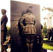 1942年，23岁的女团长被残忍的日军扒光了上衣，用铁丝穿过她的身体，拖着在街上