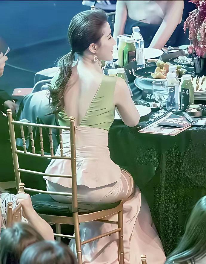 刘亦菲是怎么做到后面一点点头发，颅顶却有那么多头发的？