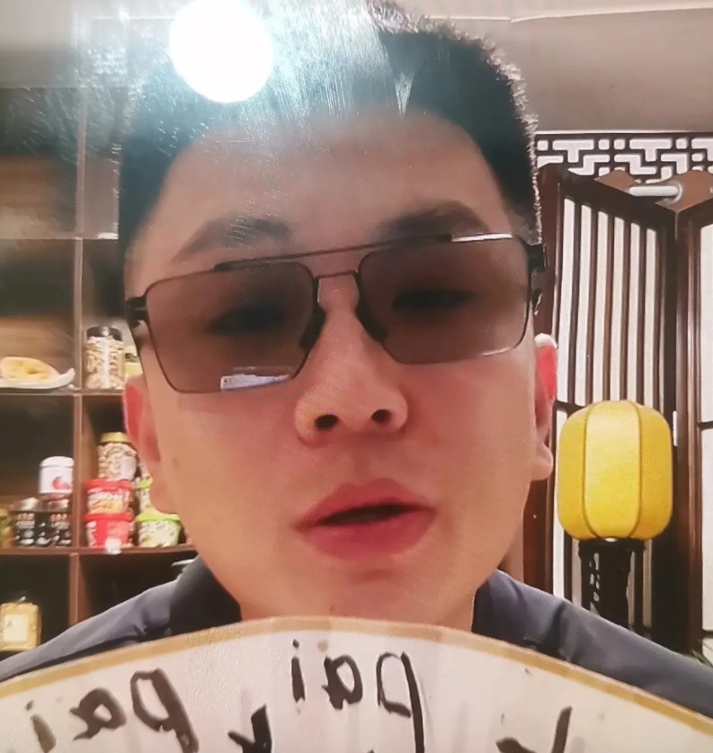 【杨议大弟子小辉宣布把虎哥豹哥清门】五月十八日晚，杨议助理，也是大弟子小辉宣布