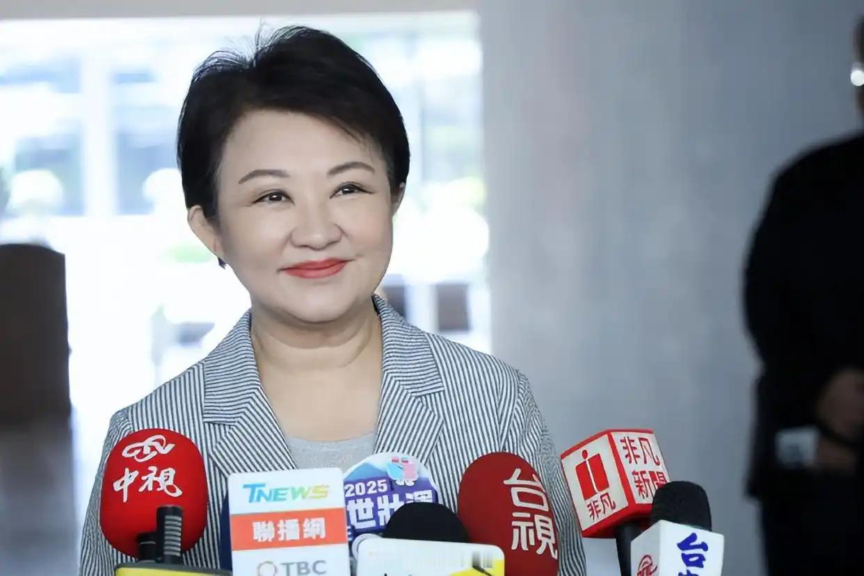 美国军售刚刚按下暂停键，卢秀燕急喊“赶紧联络”——蓝营比绿营还急，急什么？美