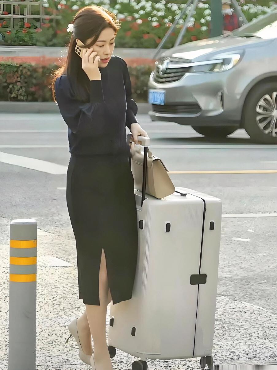 上海路边偶遇朱珠，真人很一般，个不高但说话很温柔​​​我新发布的内容被官方推
