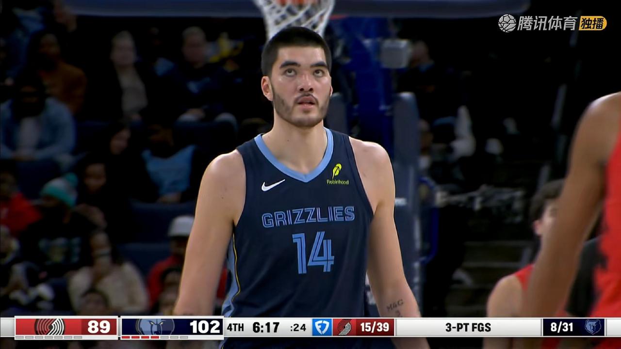 没想到周志豪先被罚下去了。坦白地说，前三节的杨瀚森非常糟糕，但第四节的表现非常强