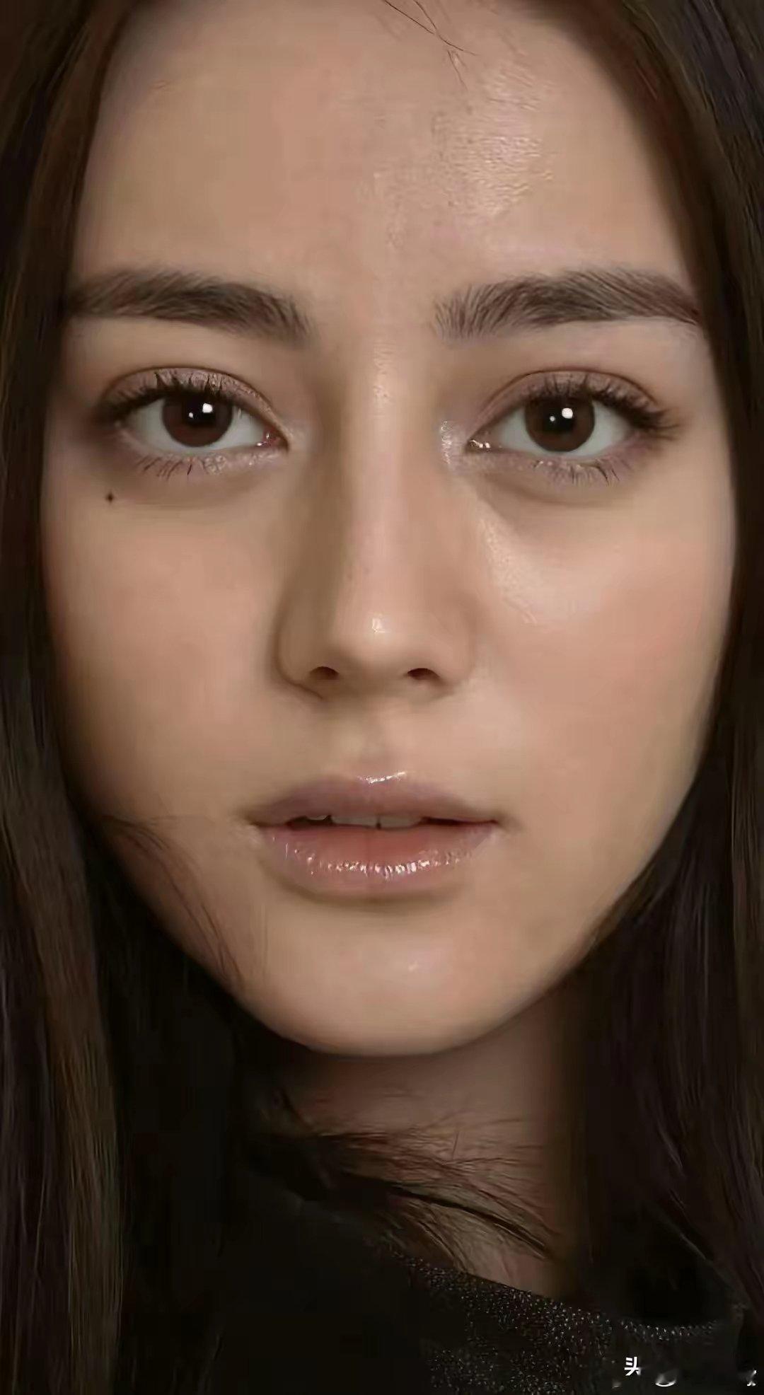迪丽热巴和杨紫早期没化妆的样子。两位演员都特别漂亮，不分上下，美的各有千秋。​迪