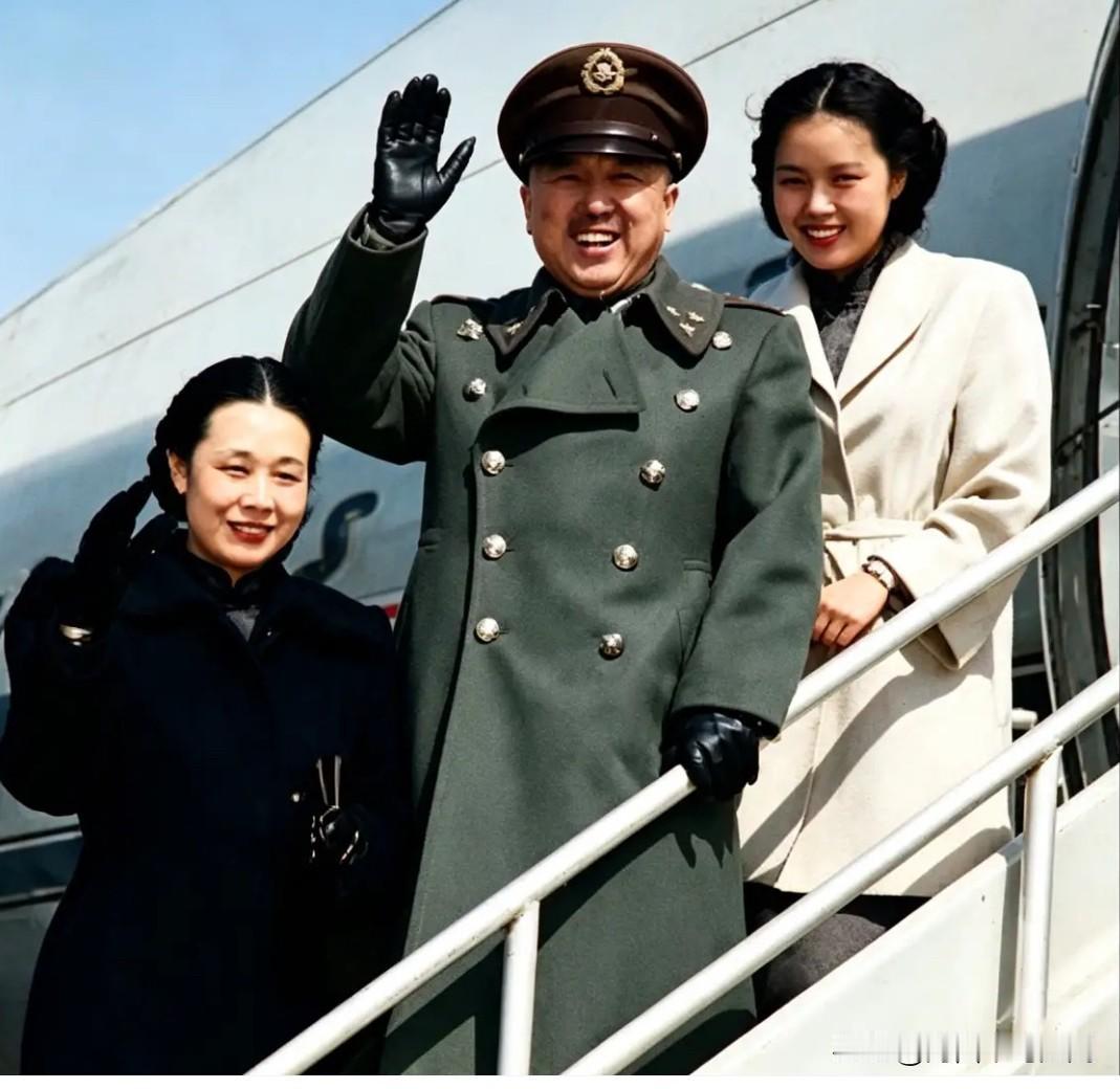 抗日名将卫立煌，指挥了著名的忻口战役。1955年，卫立煌携夫人韩卫华、女儿卫道韫