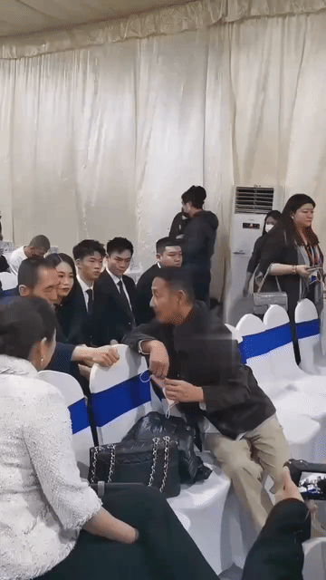 娱乐圈能让陈道明这么费劲的转着身子聊天的也只有张艺谋了，只见陈叔一手撑着椅子，扭