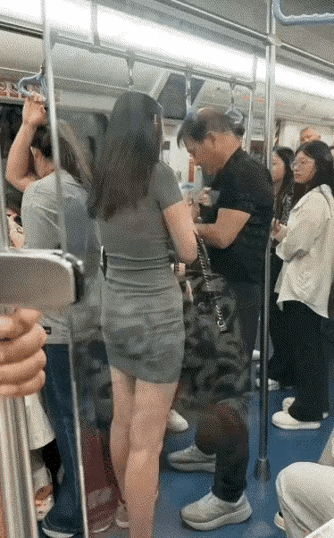 5月25日，地铁车厢内，一名女子发现自己被大爷偷拍裙底，女子翻找手机相册确认后，