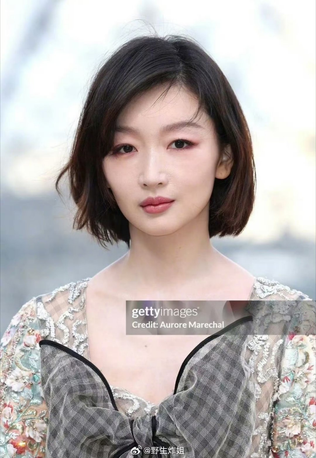 一起来看看周冬雨的大秀生图，短发的周冬雨，也是很干净利落，就是不知道是不是少出来