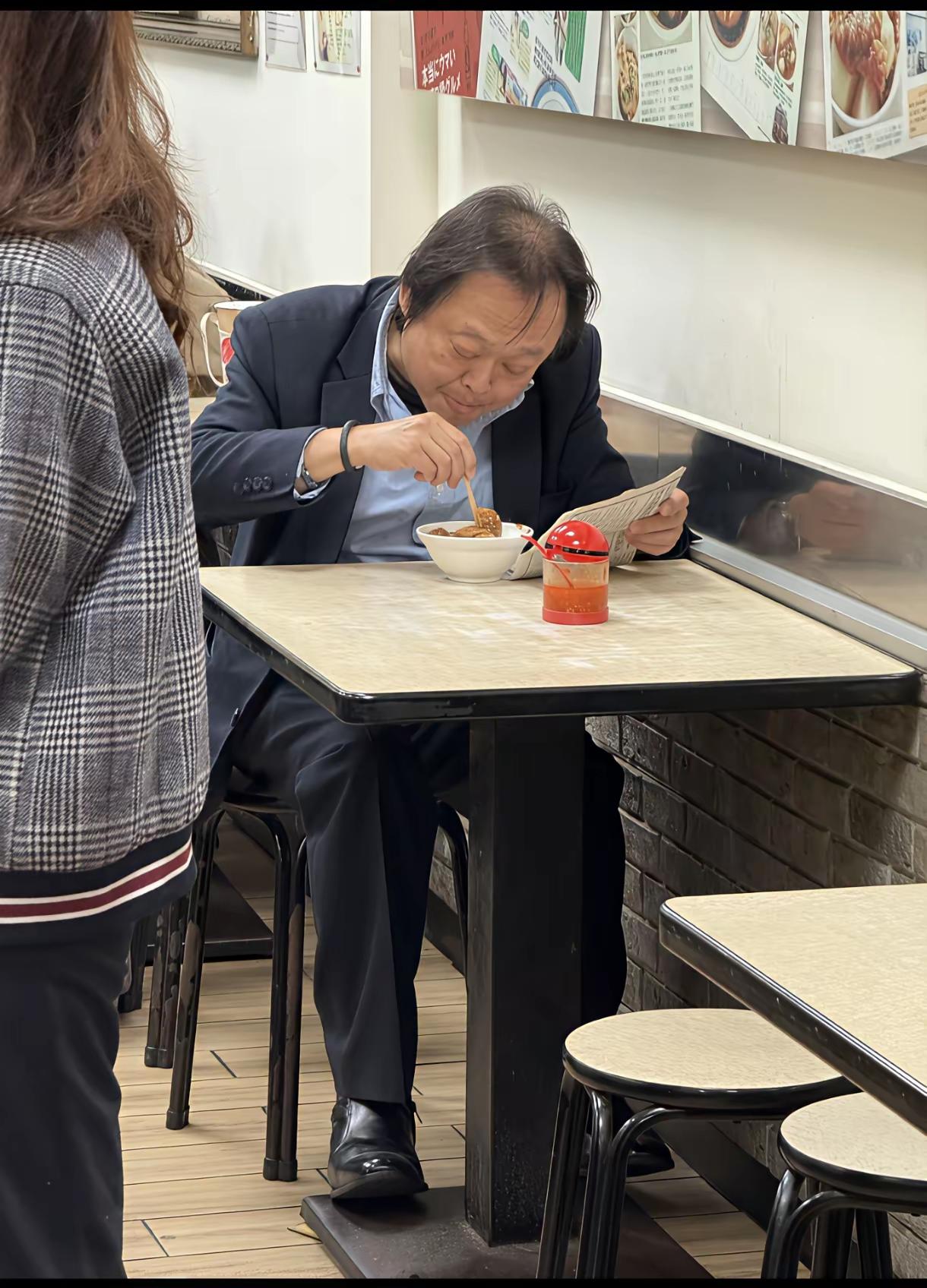 好眼熟抖音上经常刷到的那个他不是那个叫什么从从容容什么什么的那个[汗]