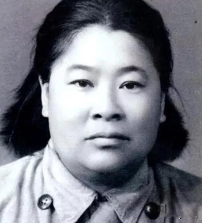 1933年，许世友听说部队有一位武当出身的女侠何子友，便想要切磋一番，他迈着自信