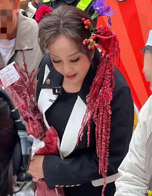 近距离拍摄的刘晓庆，说实话，人老了浓妆艳抹真的不适合​​​