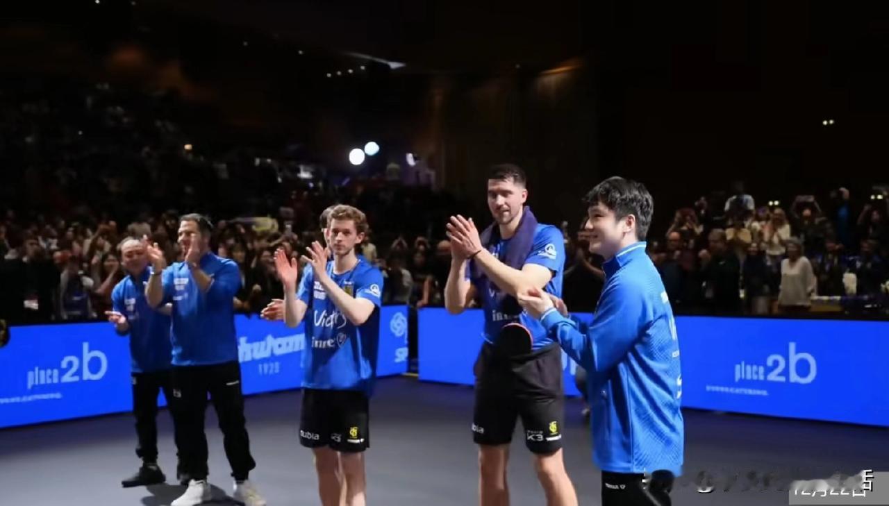 是不是双标？弗朗西斯卡把球拍塞裤子里庆祝没事。梁靖昆把球拍塞裤子里庆祝就被禁