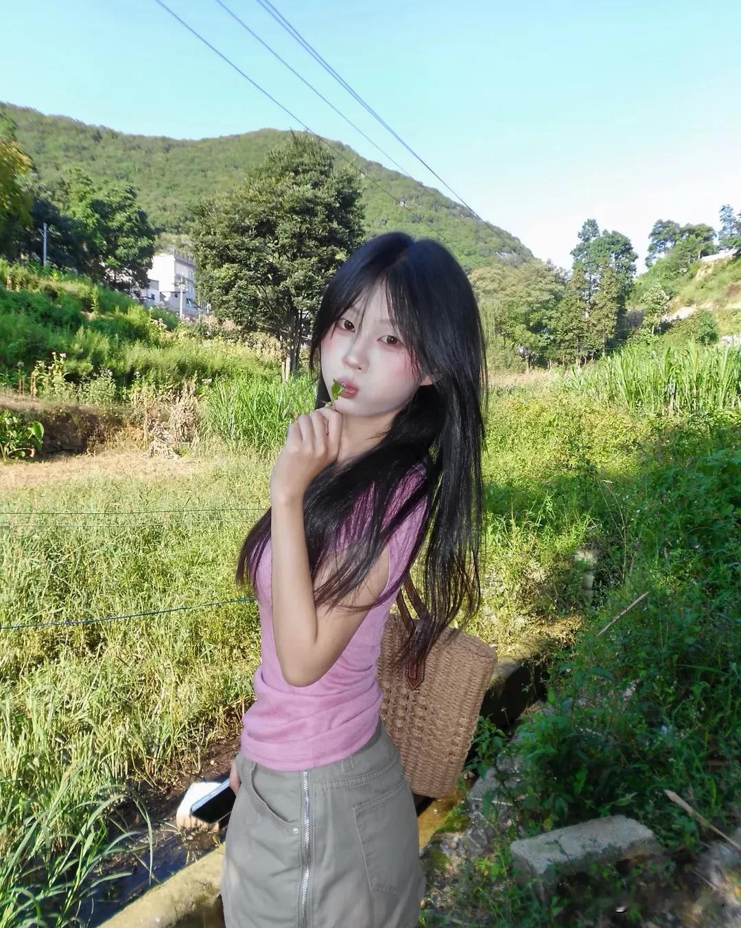 麦浪翻涌，赤脚踩进泥土的柔软，是城市里寻不到的踏实与自由。裙摆沾着晨