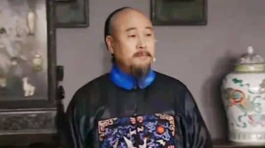 1782年，王亶望被抄家，当乾隆检查抄来的物品时，发现一件四条腿的裤子，上面绣满