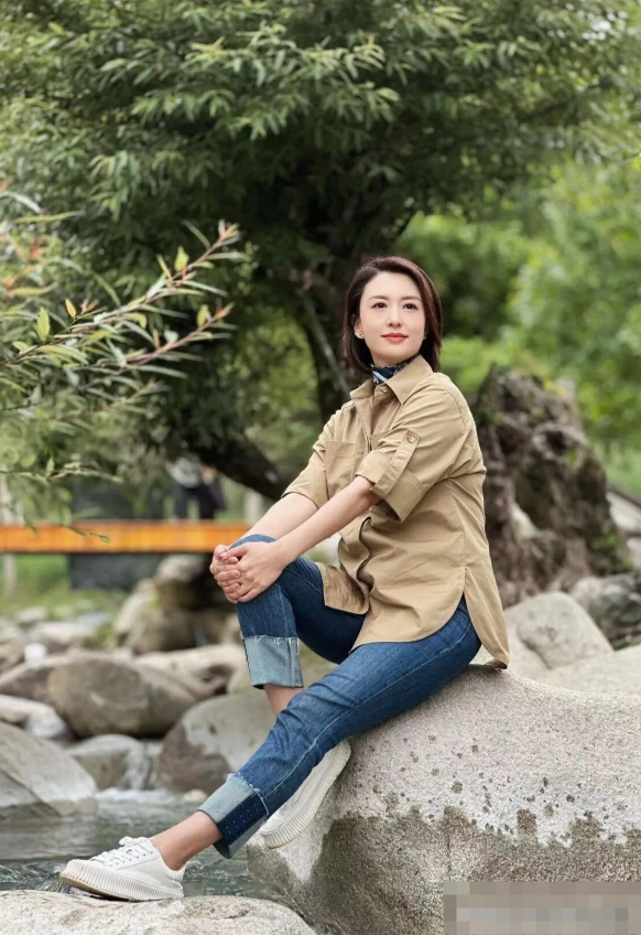 抛开声音和其他的不说，在央视同龄段的女主持人里，她的颜值不敢说第一，第二应该是没