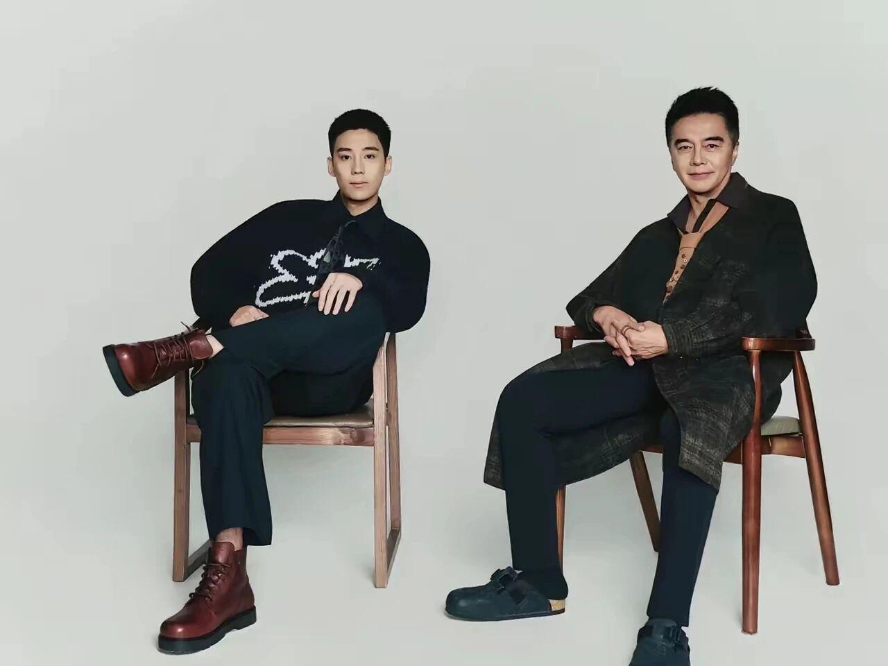 最近许亚军带着大儿子许何拍的时尚大片，真是刷爆了社交圈！61岁的许亚军穿着深色