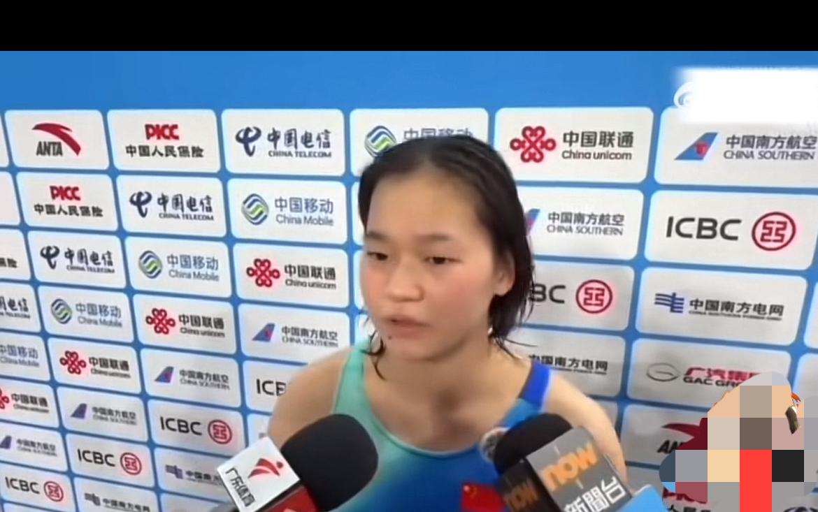 全红婵比赛后接受采访。比赛倒是其次的。看看背景板的广告。没有一家民营企业。
