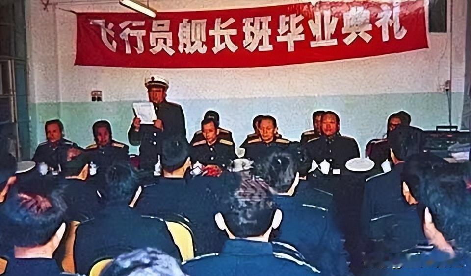 虽说我国首艘航母辽宁舰是2012年9月才服役的，但我国对航母舰长的培养则可以追溯