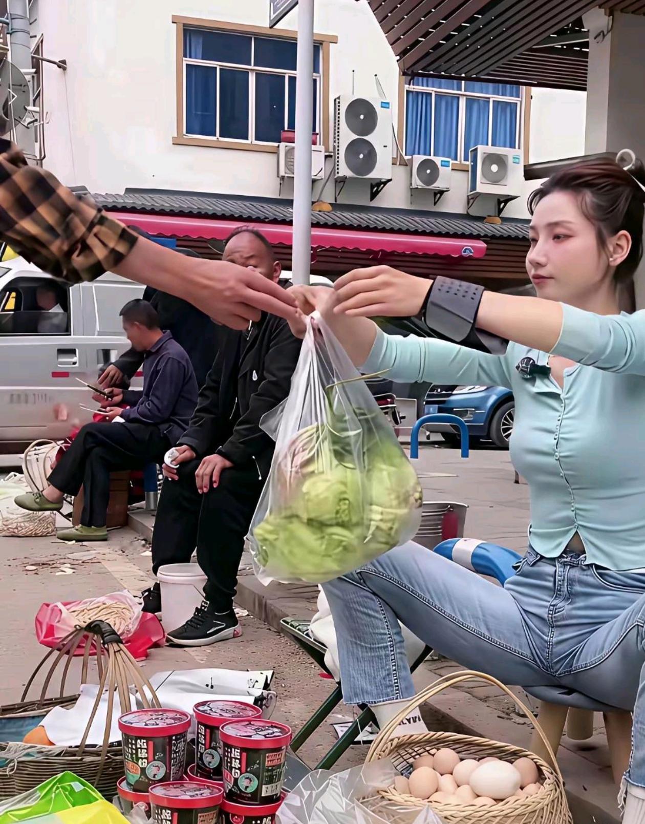 大爷眼镜都看直了，也没明白到底是哪个环节错了，怎么自己的卖菜的不懂