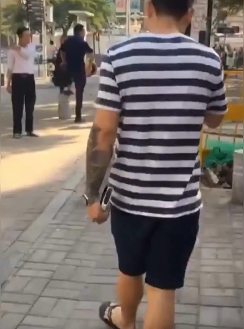 广东人生活挺没劲，经济很发达，家庭很富裕，生活却啦哩啦咃，穿衣服不讲究，一年四季