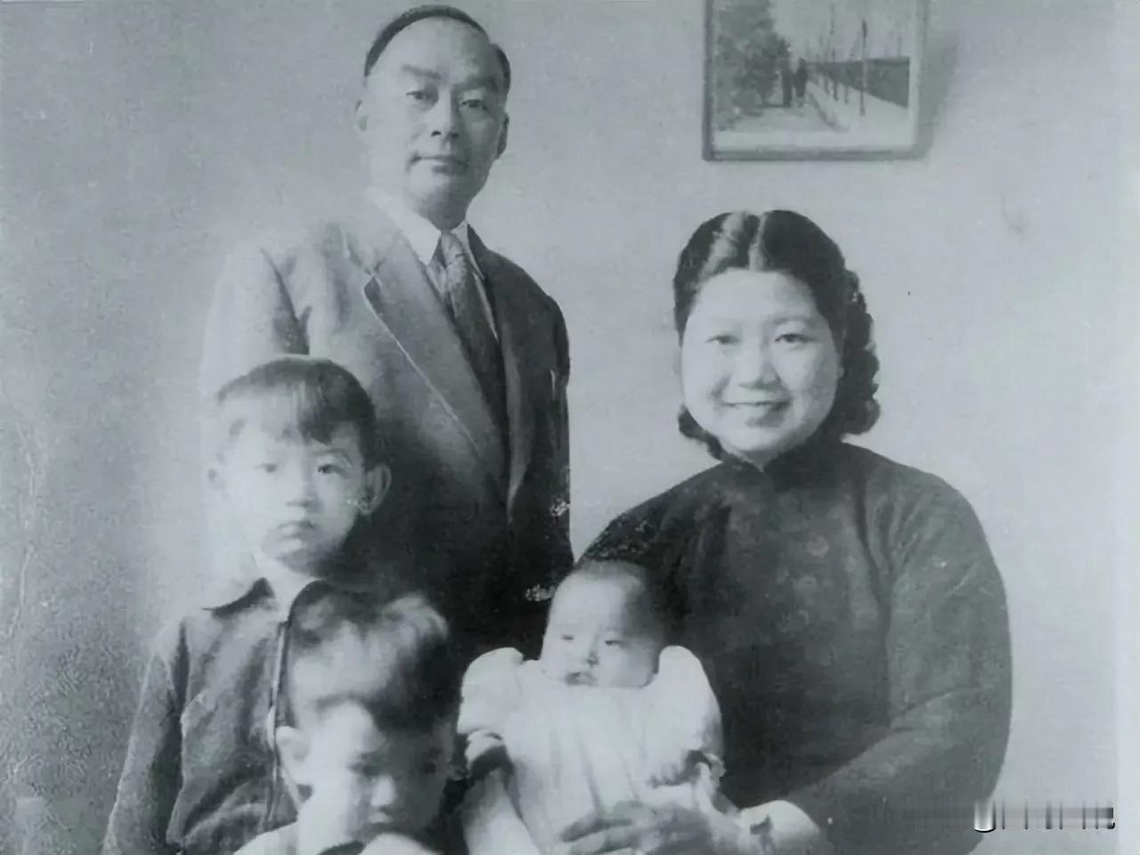 1936年，胡宗南升任国民党第一军军长，老父亲不远千里来到军营门口求见，没想到胡