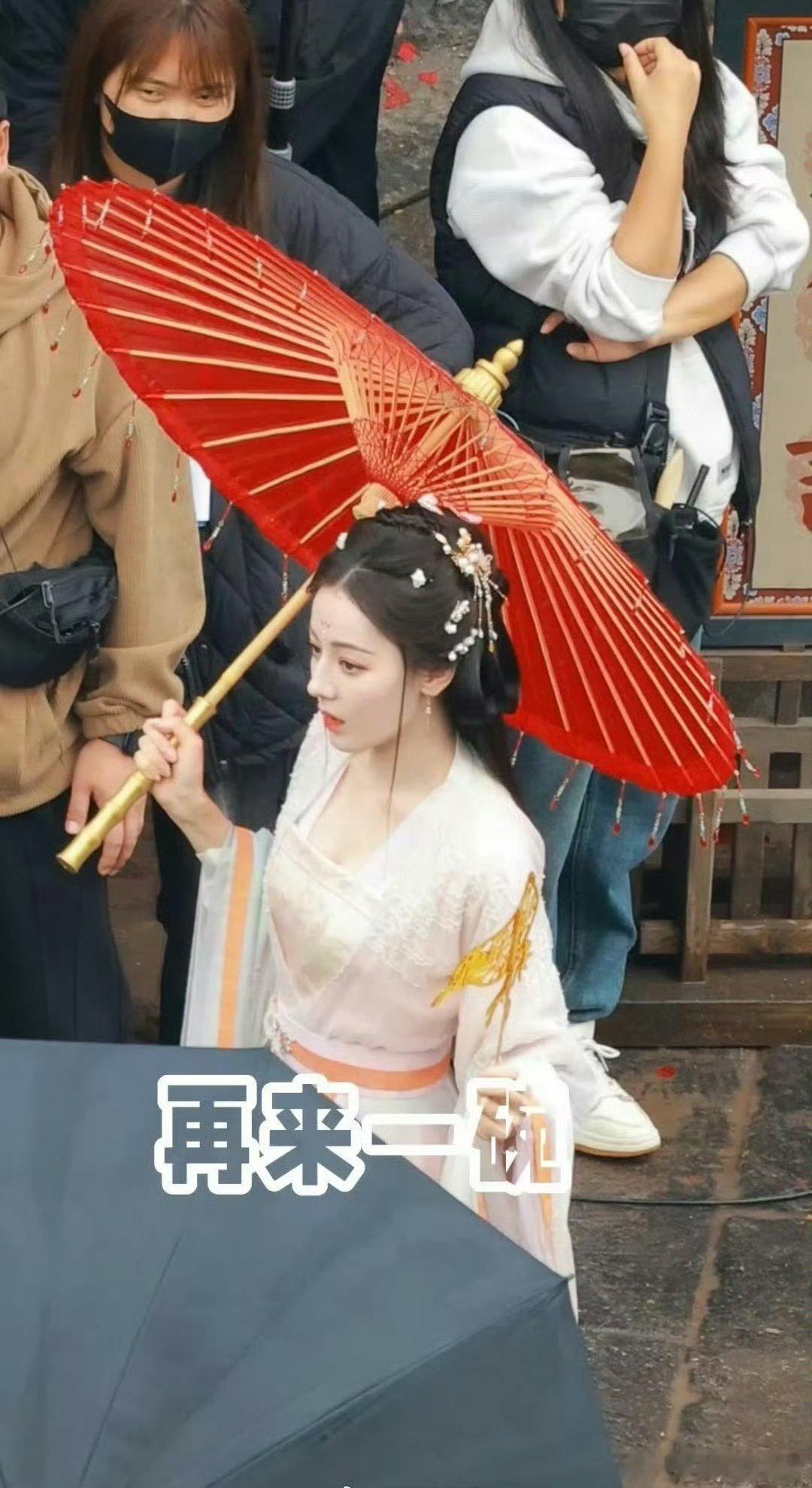 这个是迪丽热巴待播剧路透的造型吗，美的让人窒息好适合这种​​​