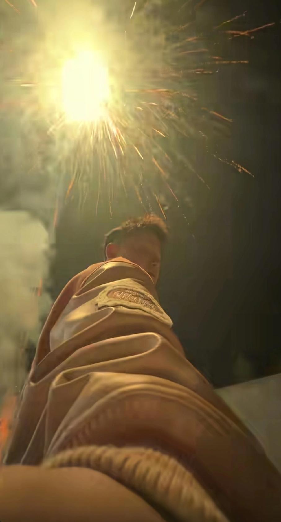 谢浩男这个春节最为忙碌，先是陪妈妈操办团圆宴，接着又陪爸爸放烟花。网友们希望谢爸