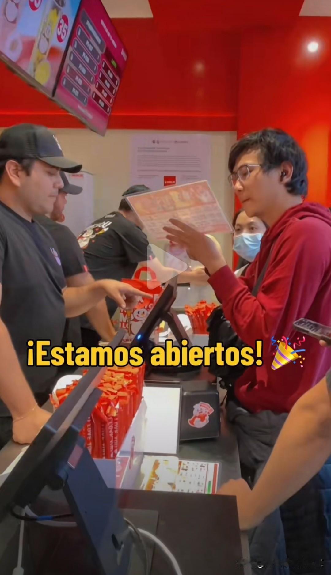 雪王墨西哥城店开业，排队的人看不到头！