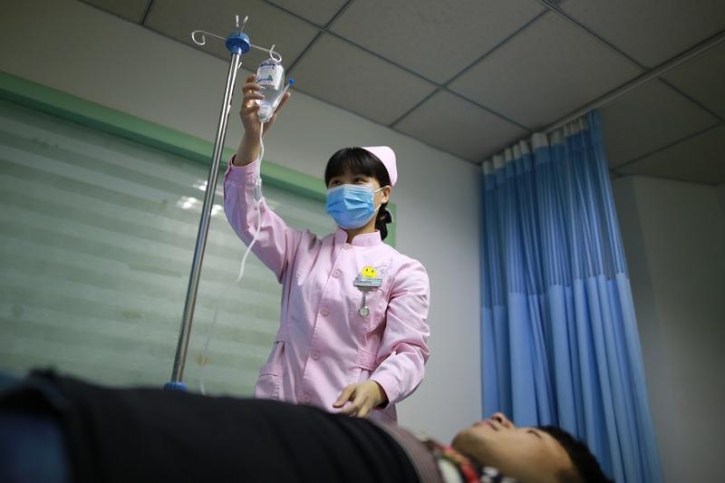 在一家中医院住院期间，一位四十多岁的女护士来给我扎针。彼时屋内光线昏暗，我便提醒