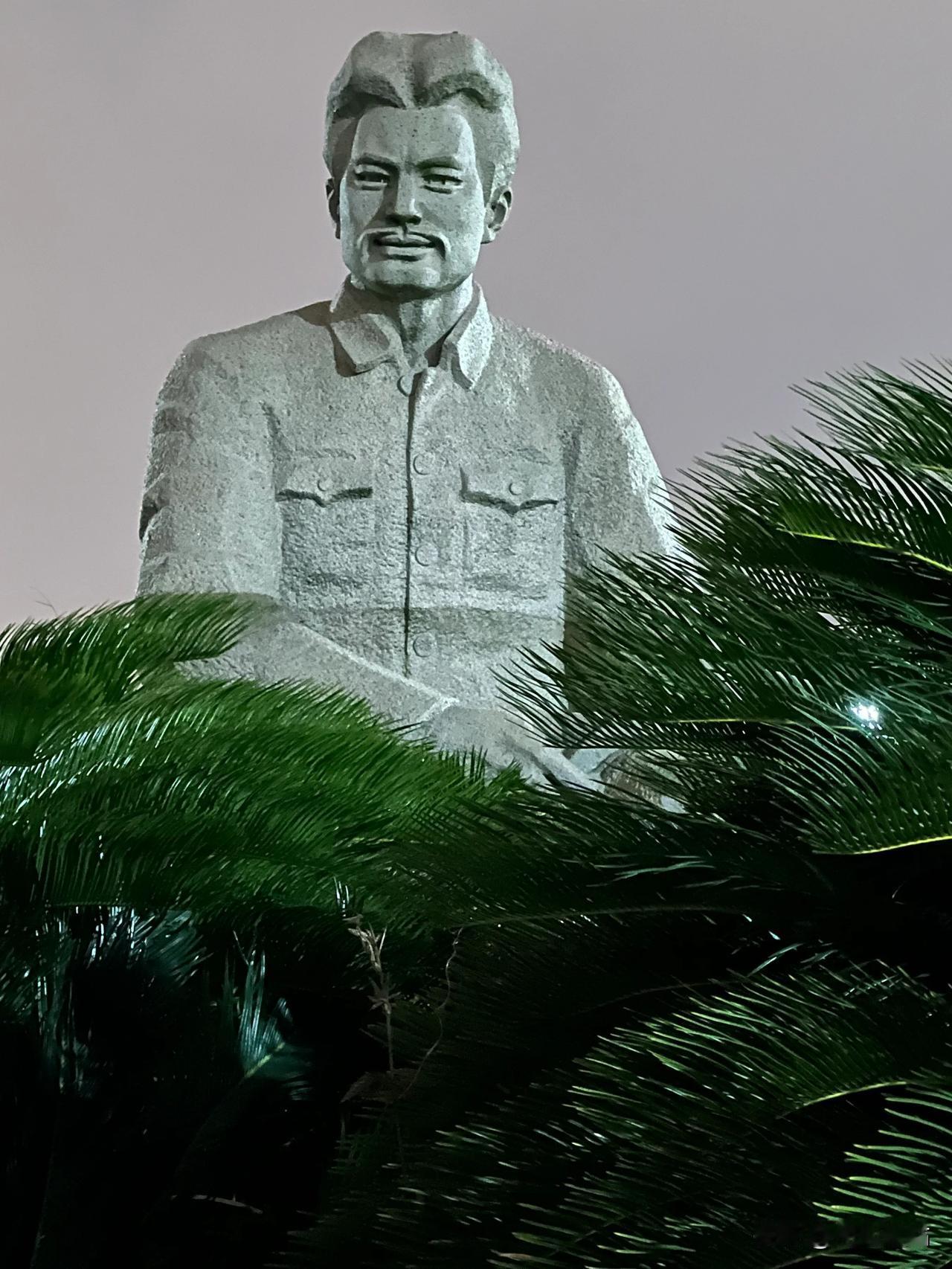在南昌，去了方志敏广场夜晚散步来到了方志敏广场，这是1935年8月6日他被害